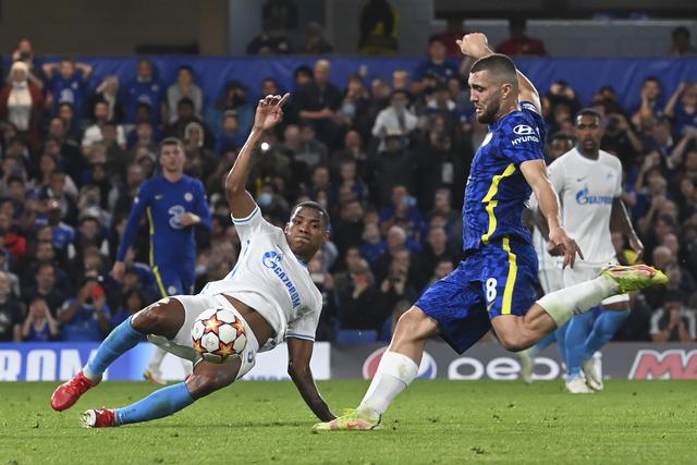 拉塞尔44分字母哥三双 湖人险胜雄鹿重回第九