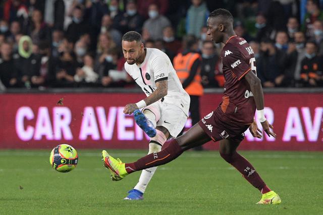 钟鼓和鸣逐绿茵 百面崇阳铜鼓奏响“楚超”咸宁主场