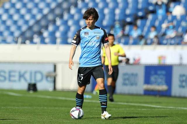 钟鼓和鸣逐绿茵 百面崇阳铜鼓奏响“楚超”咸宁主场